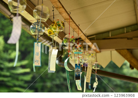 Wind chimes, a seasonal feature of summer 123963908