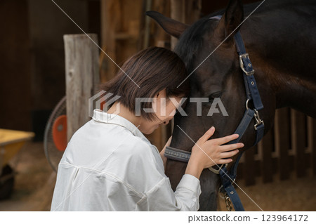 馬 馬兒 女生 123964172