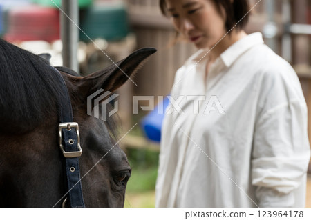 馬 馬兒 女生 123964178