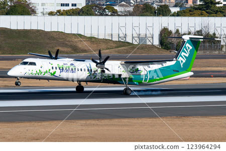 全日空龐巴迪 Dash8-Q402 伊丹進場 123964294