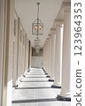燈光照耀著白色的走廊 123964353