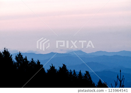 清晨從 Highland Park Kokawa 眺望紀伊山脈 123964541