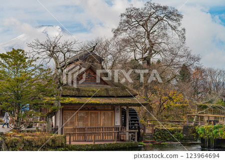 (Yamanashi Prefecture) Oshino Hakkai in autumn; Mount Fuji covered in snow (Yamanashi Prefecture) Oshino Hakkai in autumn; Mount Fuji covered in snow 123964694