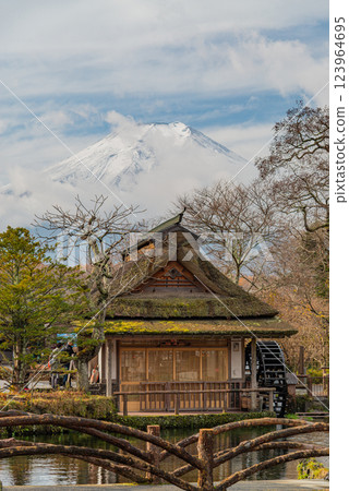 (山梨郡)秋季的忍野八海;白雪皚皚的富士山 (山梨郡)秋季的忍野八海;白雪皚皚的富士山 123964695