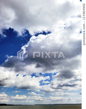 湖面上空的大片雲朵 湖面上空的大片雲朵 123964900