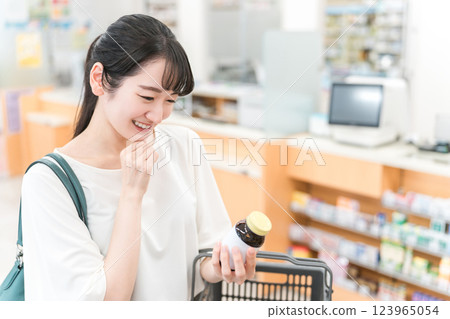 A woman shopping at a pharmacy, drug store, or convenience store 123965054