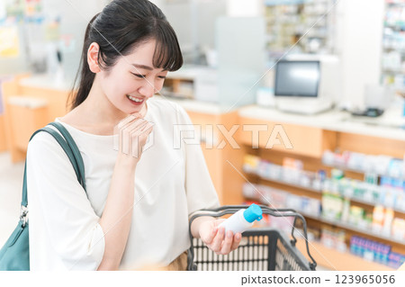 一名婦女在藥房/藥店購買消毒液、漱口水、清潔液、驅蟲劑和非處方藥 一名婦女在藥房/藥店購買消毒液、漱口水、清潔液、驅蟲劑和非處方藥 123965056