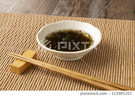 用小碗盛裝的醋醃製海蘊 123965201