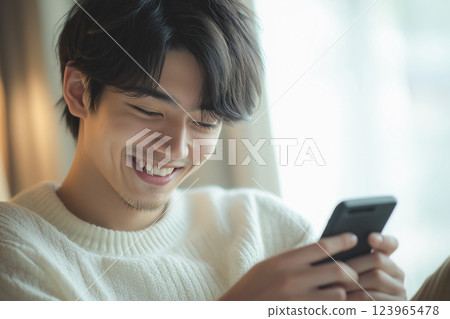 一名亞洲年輕男子操作智慧型手機“AI 生成的圖像” 123965478