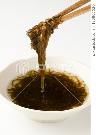 Pick up the vinegared mozuku seaweed with chopsticks 123965520