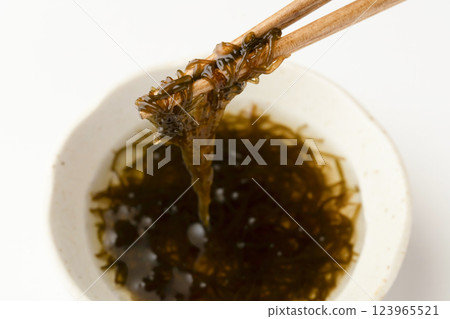 Pick up the vinegared mozuku seaweed with chopsticks 123965521