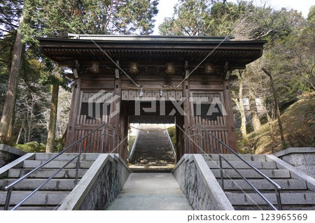 "Kiyama Shrine" in Maniwa City, Okayama Prefecture: Zuishinmon Gate "Kiyama Shrine" in Maniwa City, Okayama Prefecture: Zuishinmon Gate 123965569