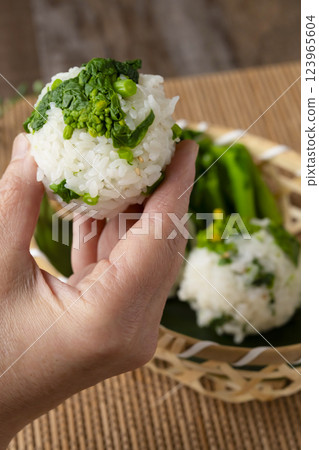 手裡拿著蘿蔔飯糰 手裡拿著蘿蔔飯糰 123965604