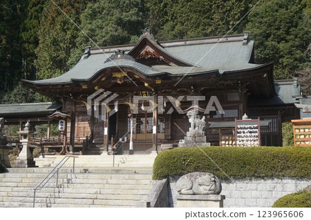 Kiyama Shrine in Maniwa City, Okayama Prefecture: View of the worship hall from the front 123965606