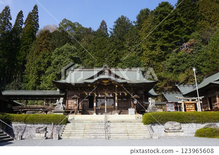Kiyama Shrine in Maniwa City, Okayama Prefecture: View of the worship hall from the front 123965608
