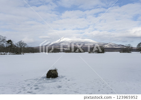 北海道結冰的大沼湖與駒岳 北海道結冰的大沼湖與駒岳 123965952