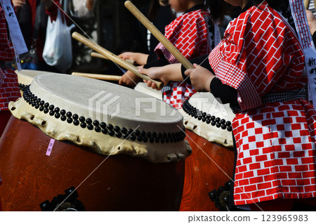 Children playing Japanese drums_02 Children playing Japanese drums_02 123965983