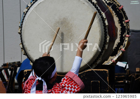 孩子演奏日本鼓_04 123965985