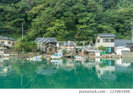 熊本縣天草市 - 從海上俯瞰被列入聯合國教科文組織世界遺產名錄的天草崎津村街景 熊本縣天草市 - 從海上俯瞰被列入聯合國教科文組織世界遺產名錄的天草崎津村街景 123965998
