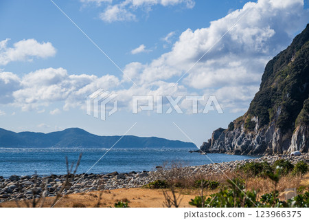 Ocean and islands seen beyond a rocky beach 123966375
