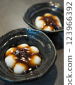 用日式餐具盛裝的御手洗團子 123966392