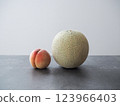 別緻的餐桌上擺放著桃子和瓜 123966403