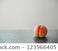 別緻的桌子上的一隻桃子 123966405