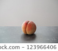 別緻的桌子上的一隻桃子 123966406