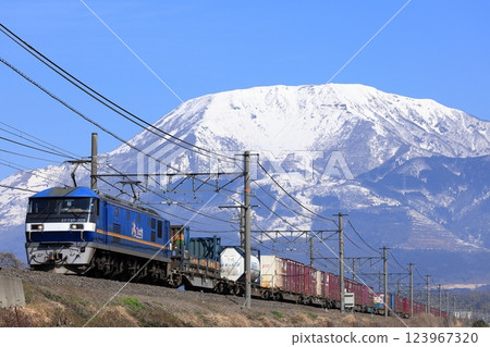 白雪皚皚的伊吹山和行駛在東海道線上的EF210貨運列車 123967320