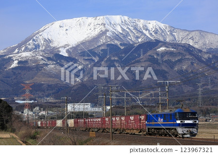 白雪皚皚的伊吹山和行駛在東海道線上的EF210貨運列車 123967321