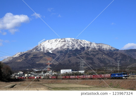 白雪皚皚的伊吹山和行駛在東海道線上的EF210貨運列車 123967324