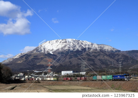 白雪皚皚的伊吹山和行駛在東海道線上的EF210貨運列車 123967325
