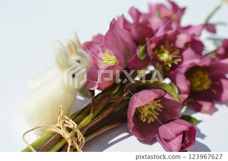 聖誕玫瑰花束和毛氈兔子 123967627