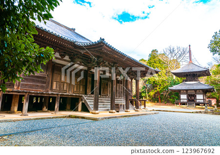 The grounds of Chokoji Temple, a temple with national treasures, Kato City, Hyogo Prefecture The grounds of Chokoji Temple, a temple with national treasures, Kato City, Hyogo Prefecture 123967692