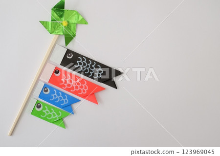 摺紙鯉魚旗和風車 123969045