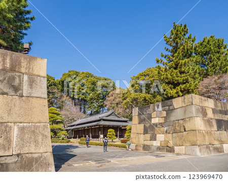 皇居東御苑、中之門跡石牆和警衛室 皇居東御苑、中之門跡石牆和警衛室 123969470