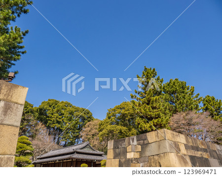 Imperial Palace East Garden, Nakanomonzeki stone wall and guardhouse Imperial Palace East Garden, Nakanomonzeki stone wall and guardhouse 123969471