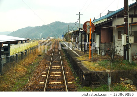 貴志線仁東站車窗外的風景 123969896