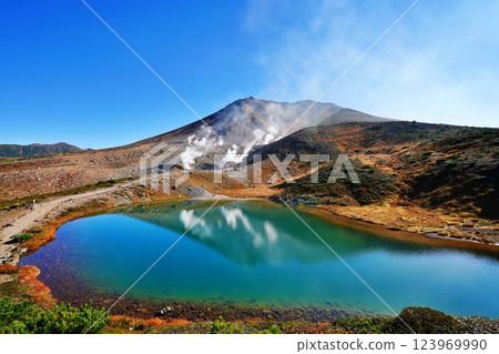 Autumn in the Daisetsuzan mountain range: Mount Asahi and Sugatami Pond 123969990