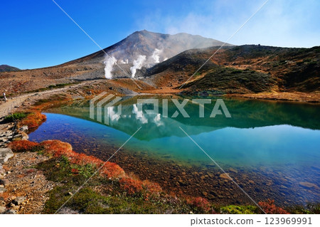 Autumn in the Daisetsuzan mountain range: Mount Asahi and Sugatami Pond 123969991