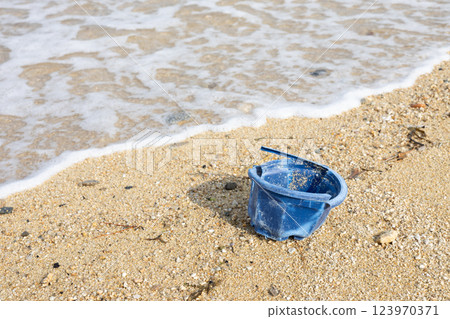 Marine trash 580 123970371
