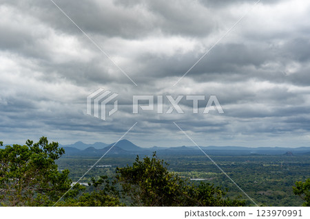 多雲天空下的斯里蘭卡山景 多雲天空下的斯里蘭卡山景 123970991