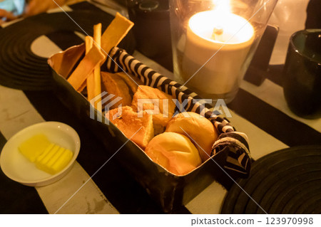 時尚的餐桌佈置和美味的麵包 123970998