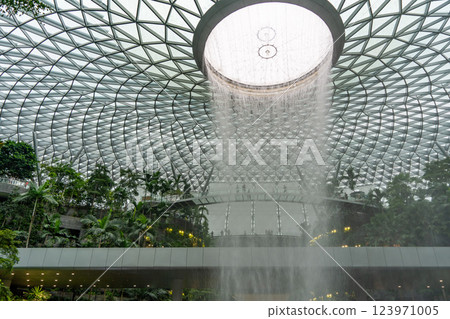 新加坡星耀樟宜機場的壯觀室內瀑布 123971005