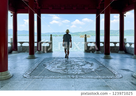 西湖和設有大型雕塑地板的休息區 123971025