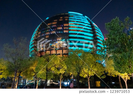 杭州未來主義風格的球形建築夜景 123971053