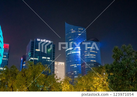 杭州夜景:現代建築閃耀藍光之美 杭州夜景:現代建築閃耀藍光之美 123971054
