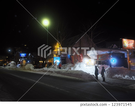 Hirafu Jujigai, a foreign-style street on Hokkaido Route 343 in the snow 123971545