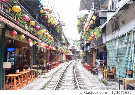 越南河內的火車街 越南河內的火車街 123971625