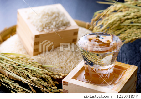 盒子裡有米和酒 盒子裡有米和酒 123971877